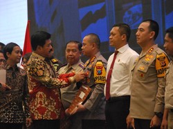 Kapolresta dan Kasat Reskrim Banyuwangi Dapat Pin Emas dari Menteri ATR/BPN