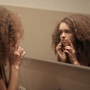 8 Kebiasaan yang Bisa Membuat Wajah Cepat Menua, Seringkali Tidak Disadari!