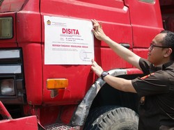KPP Pratama Solo Sita 2 Mobil-4 Truk Buntut Tunggakan Utang Pajak Rp 2,2 M!