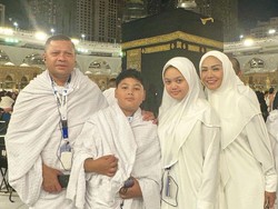 Kris Dayanti Bersyukur Umrahnya dengan Anak dan Suami Lancar