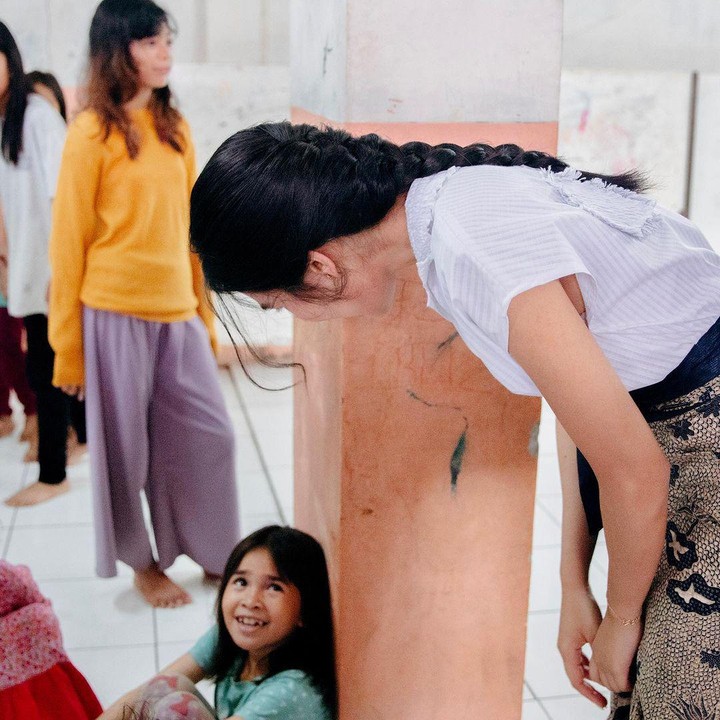 <p>Postingan Maudy saat membacakan dongeng pada anak-anak ini juga menuai banyak pujian. "Terima kasih banyak Kak Maudy atas ketersediaan waktunya untuk membacakan cerita yang sangat seru dan bermanfaat bagi anak-anak di Sekolah Jingga!" ujar akun @mangga*****. (Foto: Instagram @maudyayunda)<br /><br /><br /></p>