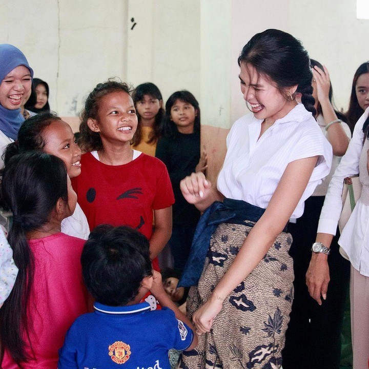 <p>Buku dongeng yang Maudy bacakan berjudul <em>Kina's Story</em>. Ini merupakan karyanya yang Maudy tulis berdasarkan cerita-cerita pendek di masa kecilnya. (Foto: Instagram @maudyayunda)<br /><br /><br /></p>