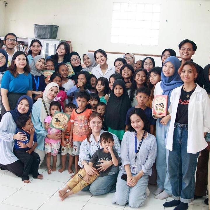 <p>Maudy pun menjelaskan bahwa ini merupakan program yang digarap oleh Community Development BEM Fisip UI. Diungkapnya pula, mereka konsisten meluangkan waktu setiap Minggu untuk mengajar dan bermain dengan anak-anak di sekolah tersebut. (Foto: Instagram @maudyayunda)<br /><br /><br /></p>