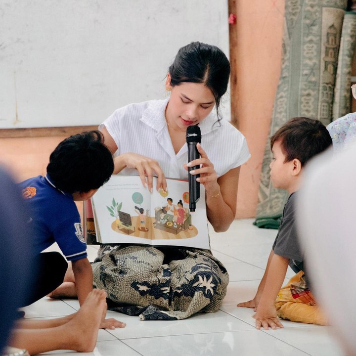 <p>Beberapa waktu yang lalu, Maudy Ayunda membagikan potret kebersamannya dengan para anak-anak melalui akun Instagram pribadi, Bunda. Dalam momen tersebut, semua terlihat happy. (Foto: Instagram @maudyayunda)<br /><br /><br /></p>