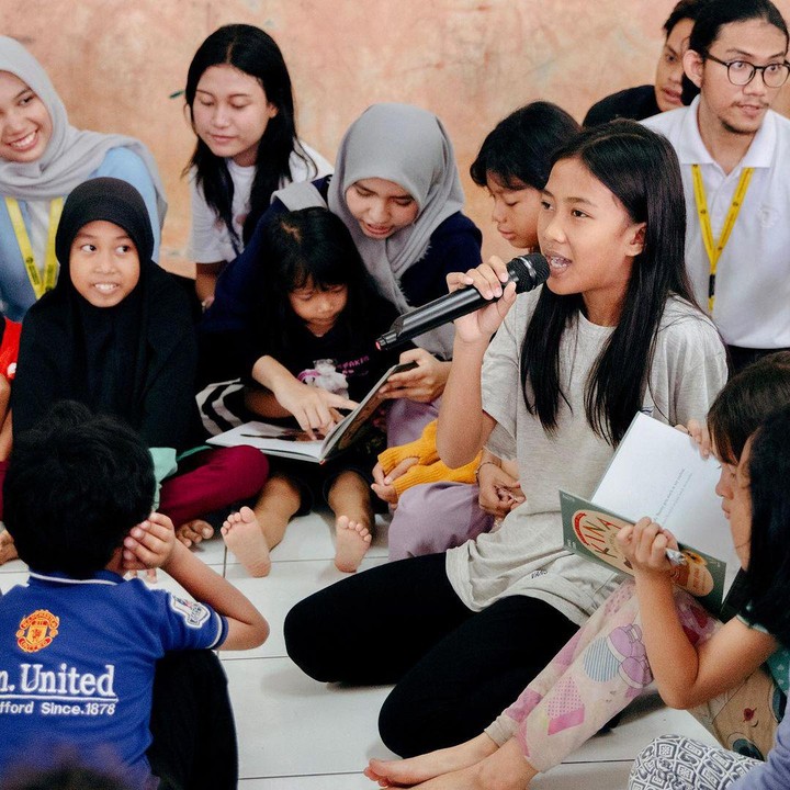 <p>Diketahui, ini menjadi momen saat Maudy membacakan buku dongeng karangannya. Bagi sulung dari 2 bersaudara tersebut, ini menjadi momen yang sangat berharga. "Berkunjung ke Sekolah Jingga untuk membacakan buku cerita Kina ke audience yang menggemaskan. Momen yang sederhana tapi penuh warna, dengan adik2 yang percaya diri dan penuh semangat," tulisnya melalui caption. (Foto: Instagram @maudyayunda)<br /><br /><br /></p>