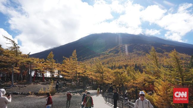 Gunung Fuji akan menerapkan peraturan baru bagi para pendaki dengan mematok biaya sebesar biaya 2.000 yen ($13) atau sekitar Rp200 ribu per pendaki.