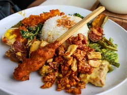 Jaen! 5 Nasi Campur Bali Lauk Komplet Ada di Sini