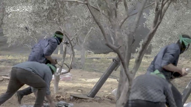 Pasukan sayap Hamas, Brigade Al Qassam, mengklaim mereka membantai 12 tentara Israel di kamp Jabalia, Gaza, pada Rabu (16/5).