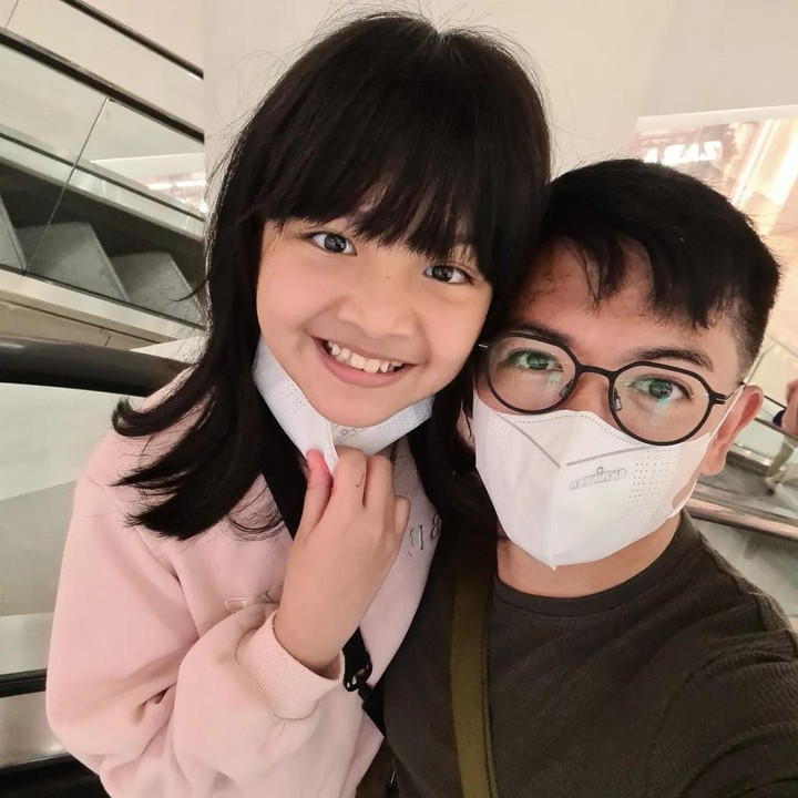<p>Setelah bercerai dengan Liza Elly Purnamasari, Nicky Tirta mengasuh sang anak, Naara Ellyna Tirta, seorang diri. Keduanya kerap terlihat menghabiskan waktu bersama. "Gak berasa dulu masih digendong dan pakai stroller kemana-mana. Sekarang tingginya sudah hampir se mata saya," kata Nicky Tirta berpose bersama sang anak. (Foto: Instagram: @nickytirta)</p>