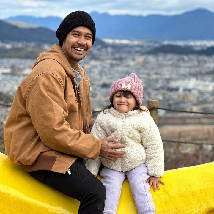 <p>Chicco Jerikho sering mengasuh sang anak, Surinala Caroline Jarumilind, tanpa bantuan sang istri, Putri Marino. Keduanya bahkan pernah berlibur bersama ke Jepang, lho. "<em>Punk is DAD</em>. Segera '<em>Study tour JAPAN</em>'," ungkap Chicco kala berlibur dengan Si Kecil di awal tahun. (Foto: Instagram: @chicco.jerikho)</p>