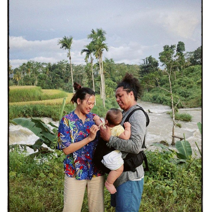 <p>Setelah menikah dengan Indah Permatasari, Arie Kriting dikaruniai seorang anak laki-laki, Bunda. Arie pun kerap terlihat mengasuh sang anak tanpa bantuan sang istri mulai dari menggendong hingga membuatkan MPASI. "Bawa bayi traveling di masa MPASInya memang harus ada tenaga ekstra dan kerjasama dengan pasangan. Untung Bang <em>@arie_kriting</em> sangat membantu, mantap ngana. Bawa peralatan masak, tempat makannya, singgah ke pasar beli lauk pauk untuk kebutuhan adik bayi," ungkap Indah mengapresiasi sang suami. (Foto: Instagram: @indahpermatas)</p>