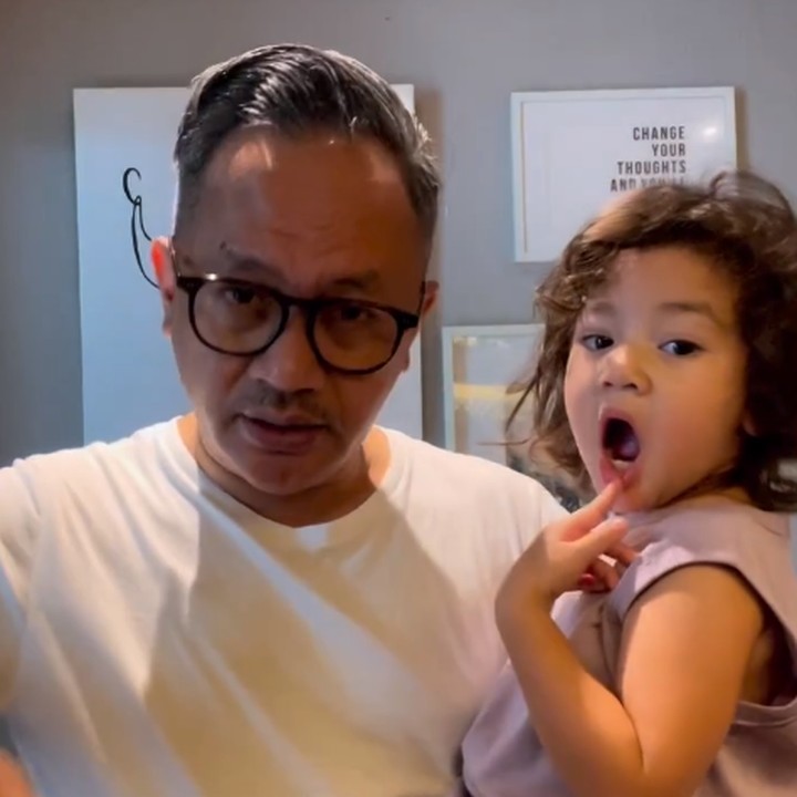 <p>Indra Brasco kerap terlihat mengasuh anak-anaknya tanpa bantuan sang istri, Mona Ratuliu. Ia bahkan sering membuat konten menari dengan anak-anaknya, lho. "Buat kita sih jagain anak itu tugas orang tua, artinya ya berdua, jadi gak ada tuh suami bantuin istri jagain anak tapi memang tugas suami ikut jagain anak. Setuju apa Setuju??," tutur Indra. (Foto: Instagram: @indrabrasco)</p>