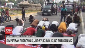 VIDEO: Simpatisan Prabowo Sujud Syukur Dukung Putusan MK