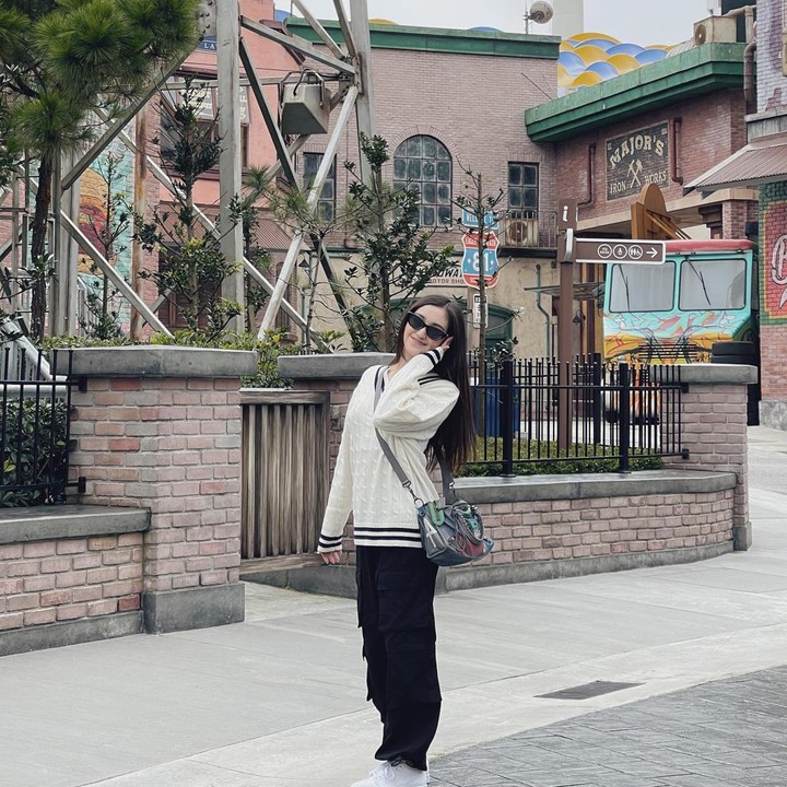 <p>Melalui Instagram pribadinya, Ranty kerap membagikan potret dan video aktivitasnya sehari-hari. Dari potret ini, Ranty sudah terlihat seperti idol Korea, ya, Bunda. (Foto: Instagram@rantymaria)</p>