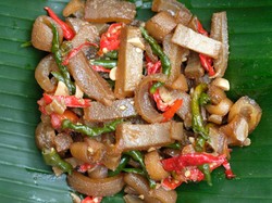 Menu Harian Ramadan 16: Pedas Nampol! Oseng Kikil Cabe Ijo dan Sup Ceker Ayam