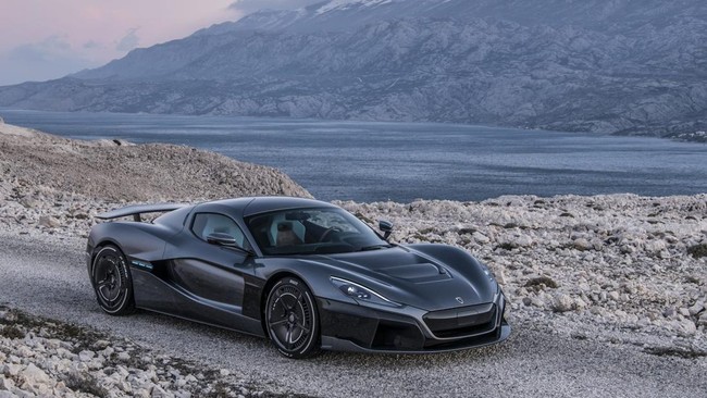 Mobil listrik Rimac Nevera berakselerasi mundur 275,74 km/jam saat dikendarai Goran Drndak, ini adalah rekor dunia Guiness.