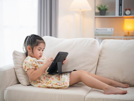 Screen Time Anak Berlebihan Picu Risiko Gangguan Mental, Simak Detailnya