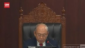 VIDEO: Saldi Isra Tetap Kena Sanksi Teguran Meski Dissenting Opinion