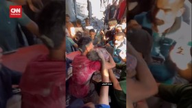 VIDEO: Detik-detik Anak Diselamatkan dari Reruntuhan Imbas Bom Israel