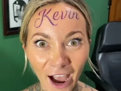 Viral Wanita Ini Tato Nama Pacar di Dahi, Nggak Takut Putus Tah?