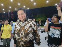 Rapat Dewan Pengarah TKN Prabowo-Gibran, Airlangga-Rosan Tiba di DPP Golkar