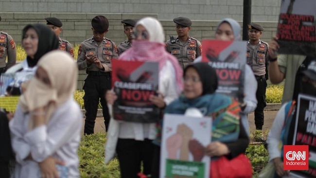 FOTO: Perjuangan Massa Aksi Bela Palestina di Depan Kedubes AS