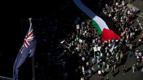 Ratusan Pedemo Pro-Palestina di Australia Blokir Kapal Israel Berlayar
