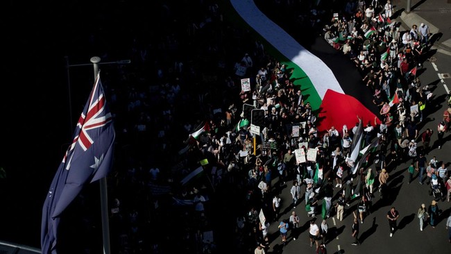 Ratusan pedemo di Australia memblokir jalur pengiriman kargo Israel sebagai bentuk protes terhadap agresi Negeri Zionis di Gaza.