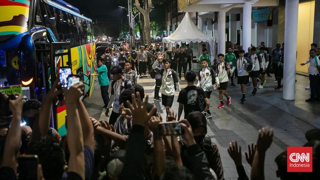 Pada Kamis (9/11) malam, puluhan bonek cilik yang tinggal di sekitaran Stadion Gelora 10 November mendukung Timnas Indonesia U-17 jelang Piala Dunia U-17.