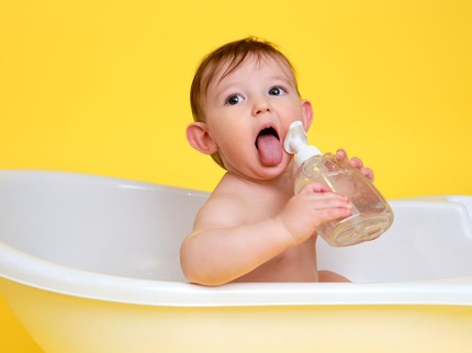 Bayi di Atas 6 Bulan Menelan Cairan Berbahaya? Ini Bahaya dan Cara Penanganan yang Tepat
