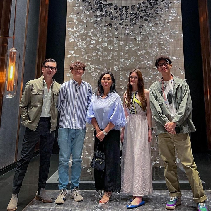 <p>Ferry Salim dan Merry Prakasa menikah sejak 1995, Bunda. Keduanya dikaruniai tiga orang anak bernama Brandon Nicholas Salim, Brenda Nabilla Salim, dan Raoul Sebastian Salim. (Foto: Instagram @ferrysal1m)<br /><br /><br /></p>