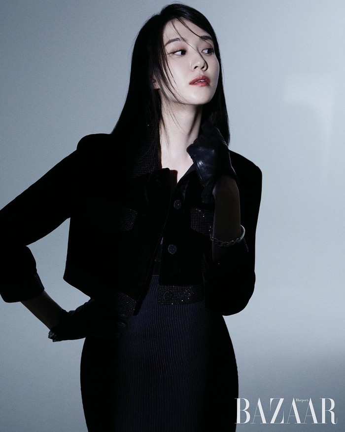 Harper's BAZAAR Korea belum lama ini merilis hasil pemotretan bersama Park Eun Bin untuk edisi November, Beauties. Dalam pemotretan tersebut Park Eun Bin memancarkan aura bintangnya sebagai diva untuk peran di drama Castaway Diva./ Foto: allkpop.com
