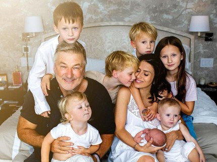 Kisah Hilaria Baldwin Punya 7 Anak, Sempat Keguguran hingga 2 Bayi Dilahirkan Beda 5 Bulan