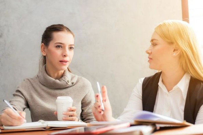 Ilustrasi perempuan sedang mendengarkan rekan kerja/Foto: Pexels/Tirachard Kumtanom Kalimat yang Bikin Lebih Pintar di Tempat Kerja