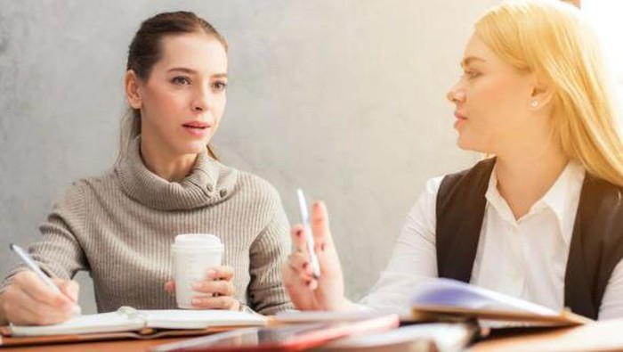 Ilustrasi perempuan sedang mendengarkan rekan kerja/Foto: Pexels/Tirachard Kumtanom