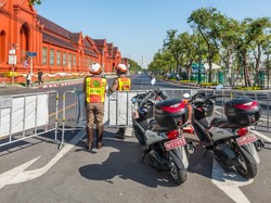Turis Mabuk Mengamuk di Jalanan, Serang dan Rusak Kendaraan Warga