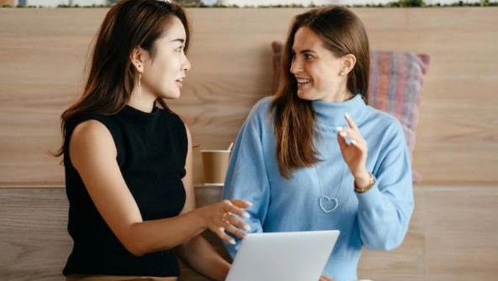 Ilustrasi sedang mengobrol dengan rekan kerja/Foto: Pexels/Alexander Suhorucov