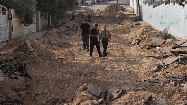 Kamp pengungsi warga Palestina di Jenin, Tepi Barat, diserbu oleh pasukan militer Israel dan menyebabkan setidaknya 8 orang meninggal.