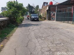 Jalan Sempadan Sungai Cidurian Bandung Rusak Parah