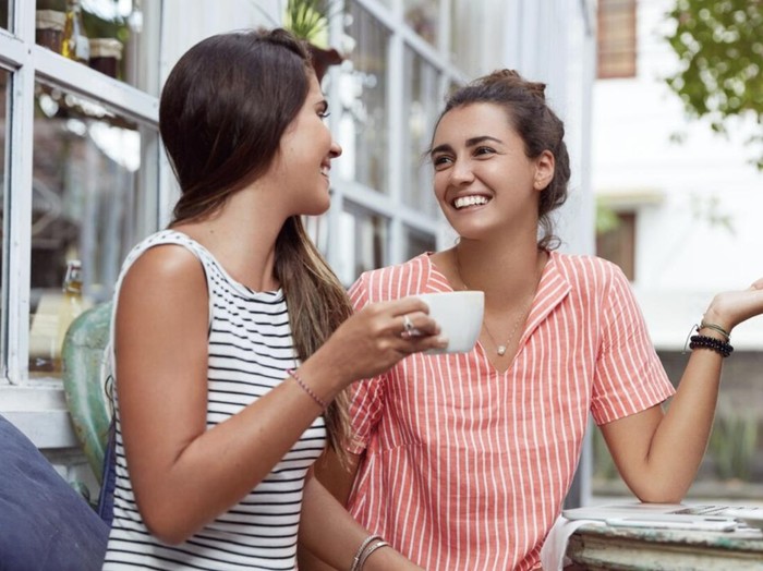 Perempuan sedang mengobrol ceria