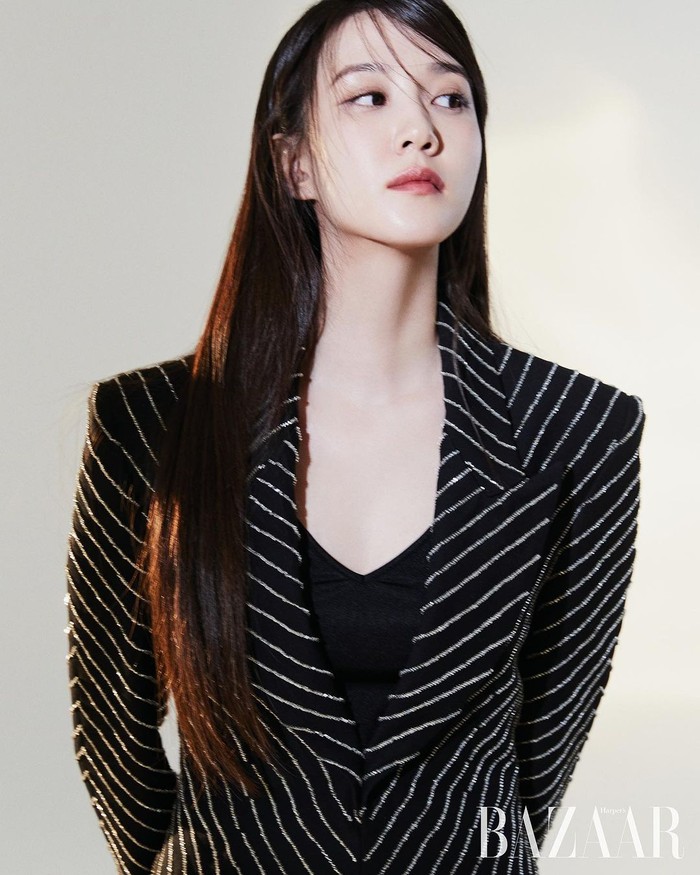 Mendalami karakter dengan baik, Park Eun Bin mengaku bahwa hobinya baru-baru ini adalah bernyanyi sambil bermain gitar serta mendengarkan lagu-lagu yang dirilis oleh Seo Mok Ha, Beauties./ Foto: instagram.com/harpersbazaarkorea