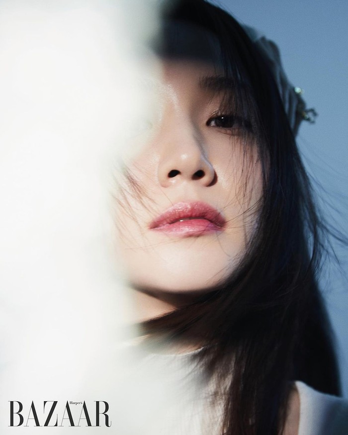 Park Eun Bin menunjukkan totalitasnya selama mendalami karakter Seo Mok Ha dengan mengambil kelas menyanyi dan musik untuk dapat memperdengarkan kemampuan benyanyi yang apik besarta aura bintang yang menyilaukan./ Foto: instagram.com/harpersbazaarkorea