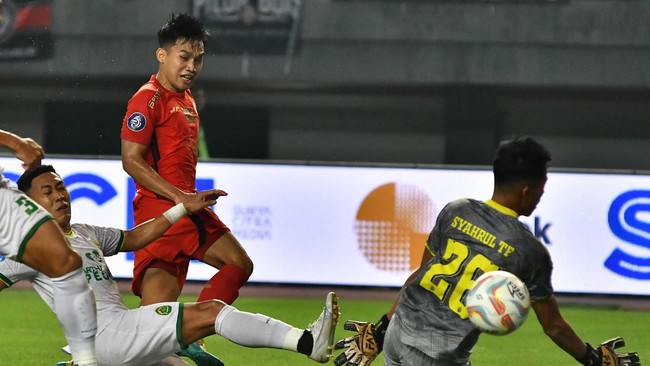 Duel sengit Persija Jakarta vs Persita Tangerang berakhir imbang 0-0 pada babak pertama laga lanjutan Liga 1 di Stadion Gelora Bung Karno, Minggu (3/12).