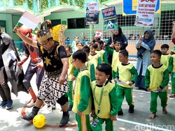 Sambut Piala Dunia U-17, Gatotkaca-Batman Datangi TK-SD di Solo