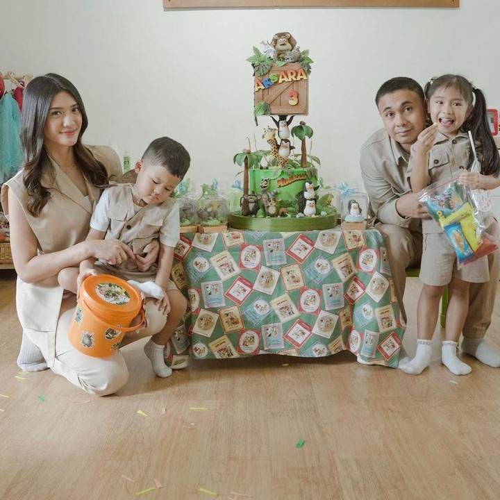 <p>Anissa dan sang suami pun mengadakan pesta ulang tahun untuk Aksara di sekolahnya. Tema yang dipilih adalah film Madagaskar, Bunda. (Foto: Instagram: @anissaaziza)</p>