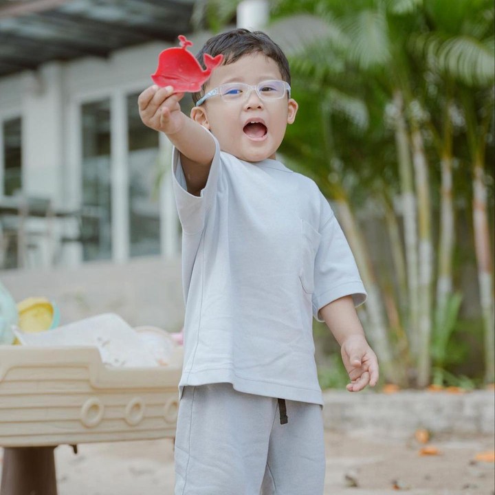 <p>Anak pertamanya dibberi nama Alinea Ava Nasution yang lahir pada 6 Mei 2021. Sementara itu, Si Bungsu yang bernama Aksara Asa Nasution lahir pada 3 November 2020. (Foto: Instagram: @anissaaziza)</p>