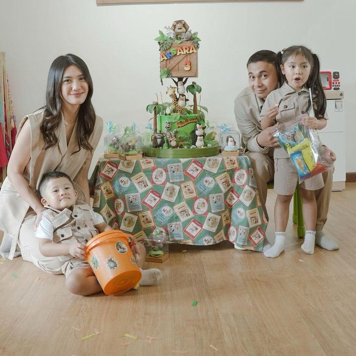 <p>Belum lama ini, Aksara baru saja merayakan ulang tahunnya. Tak terasa, bocah laki-laki ini sudah besar dan berusia 3 tahun. (Foto: Instagram: @anissaaziza)</p>