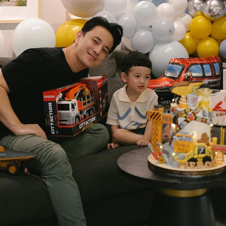 <p>Billy pun membagikan potret perayaan sederhana ulang tahun sang anak ke laman Instagram-nya. Terlihat pula sebuah kue ulang tahun dengan tema mobil. (Foto: Instagram: @billydavidson_)</p>