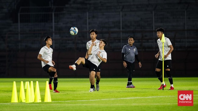 Bima Sakti membawa-bawa nama Lionel Messi dan Cristiano Ronaldo menjelang laga Piala Dunia U-17 2023.