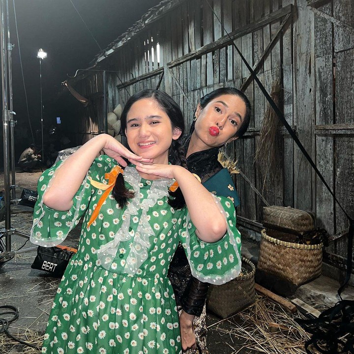 <p>Serial <em>Gadis Kretek </em>yang saat ini tayang di Netflix melibatkan sederet aktris dan aktor populer, Bunda. Salah satunya adalah Tissa Biani yang berperan sebagai Rukayah. (Foto: Instagram @tissabiani)<br /><br /><br /></p>
